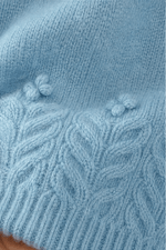 Zopfmuster Rundhals Strickpullover mit Blumendetails am Saum