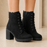 Lacelle Spitzenbesetzte Damen Stiefeletten aus Wildleder mit Blockabsatz