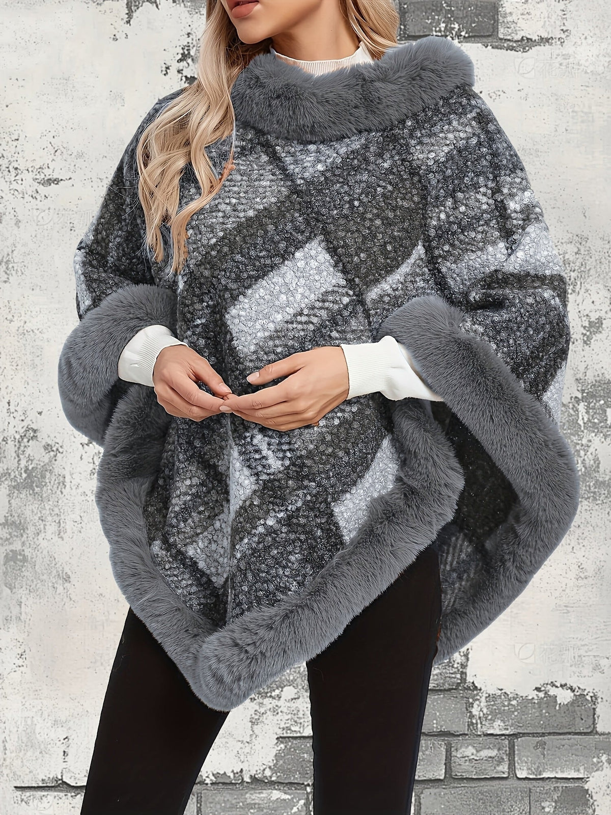 Langer Poncho-Pullover mit Fellimitatbesatz im Karo-Design