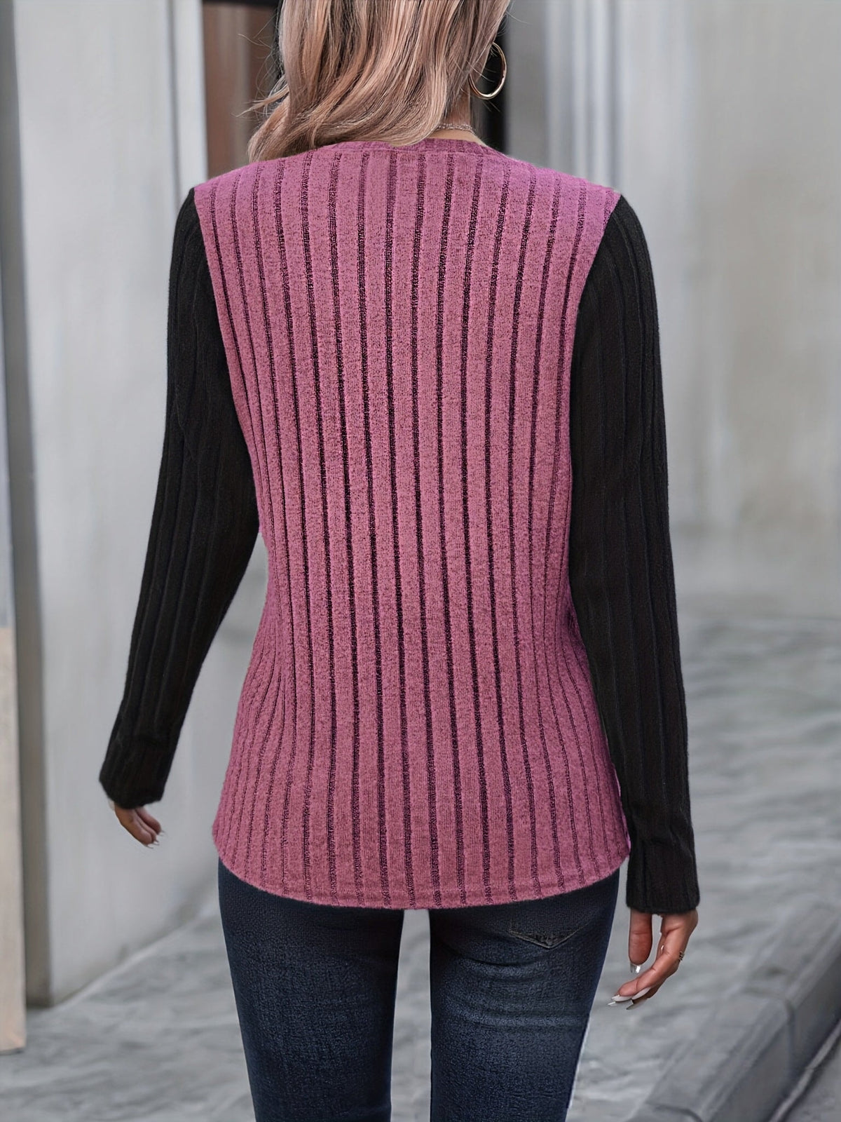 Damen Pullover Langarmshirt mit Kontrastärmeln und Knopfdetail am Rundhals