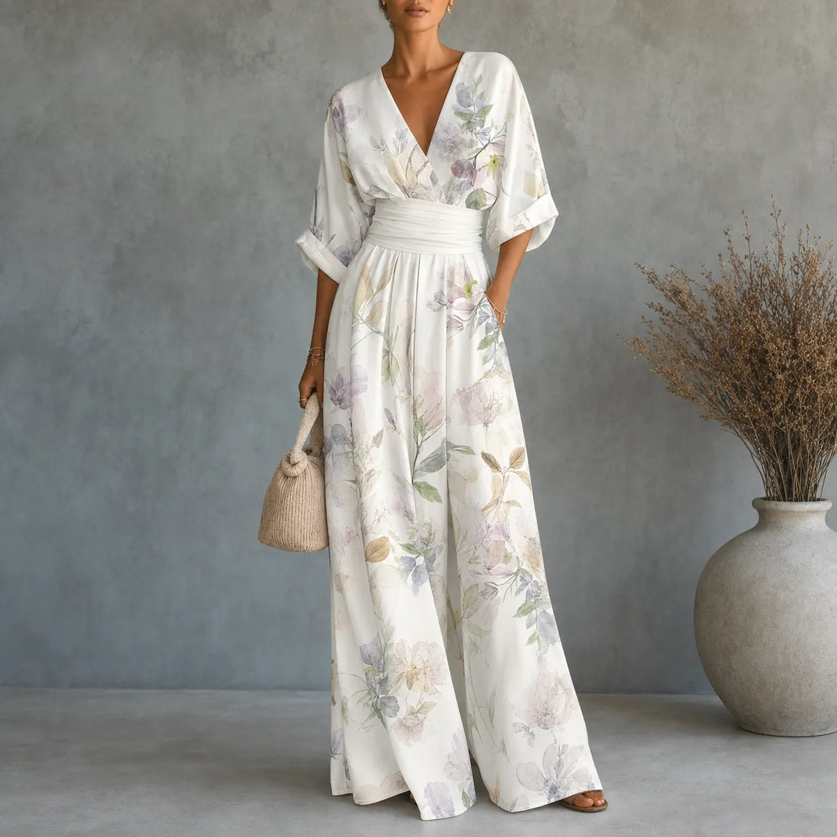 Solene V-Ausschnitt Jumpsuit mit weitem Bein und gebundener Taille