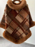 Langer Poncho-Pullover mit Fellimitatbesatz im Karo-Design