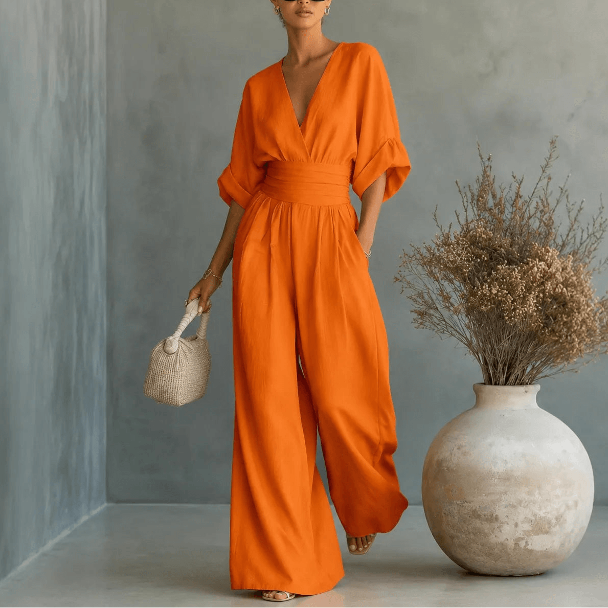 Weiter Jumpsuit mit V-Ausschnitt und plissiertem Taillengürtel als Zweiteiler-Look