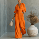 Weiter Jumpsuit mit V-Ausschnitt und plissiertem Taillengürtel als Zweiteiler-Look