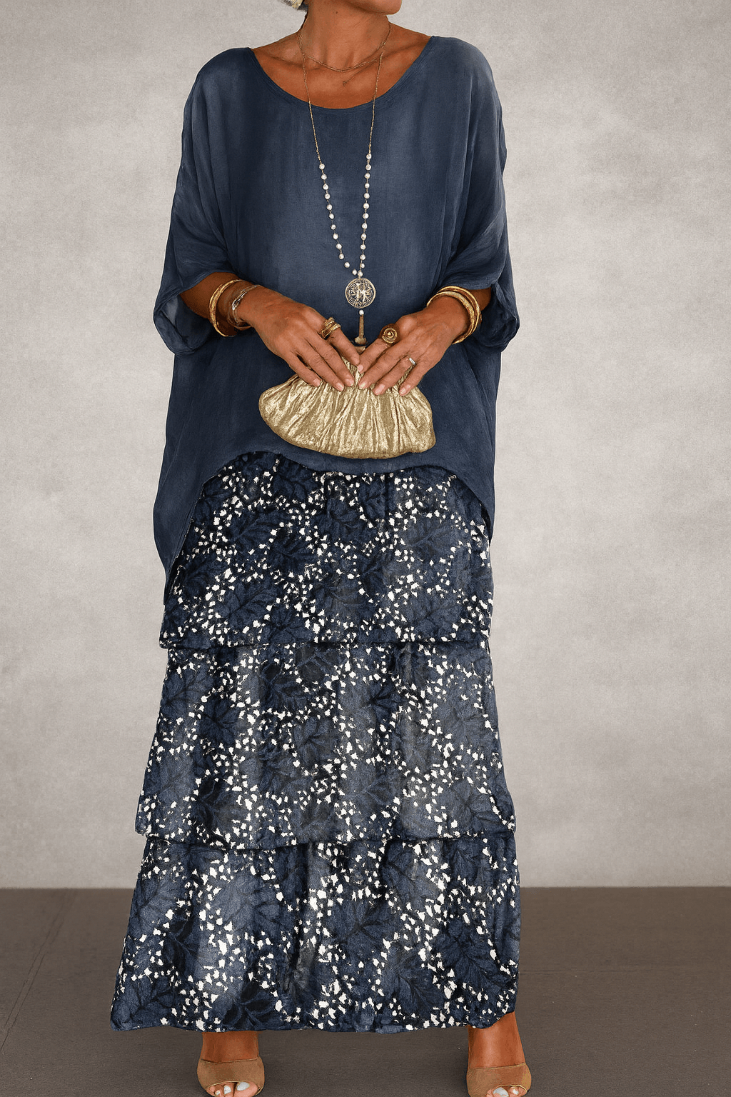 Gestuftes Chiffon-Maxikleid mit Fliessendem Cape-Ärmel und Weitem Schnitt