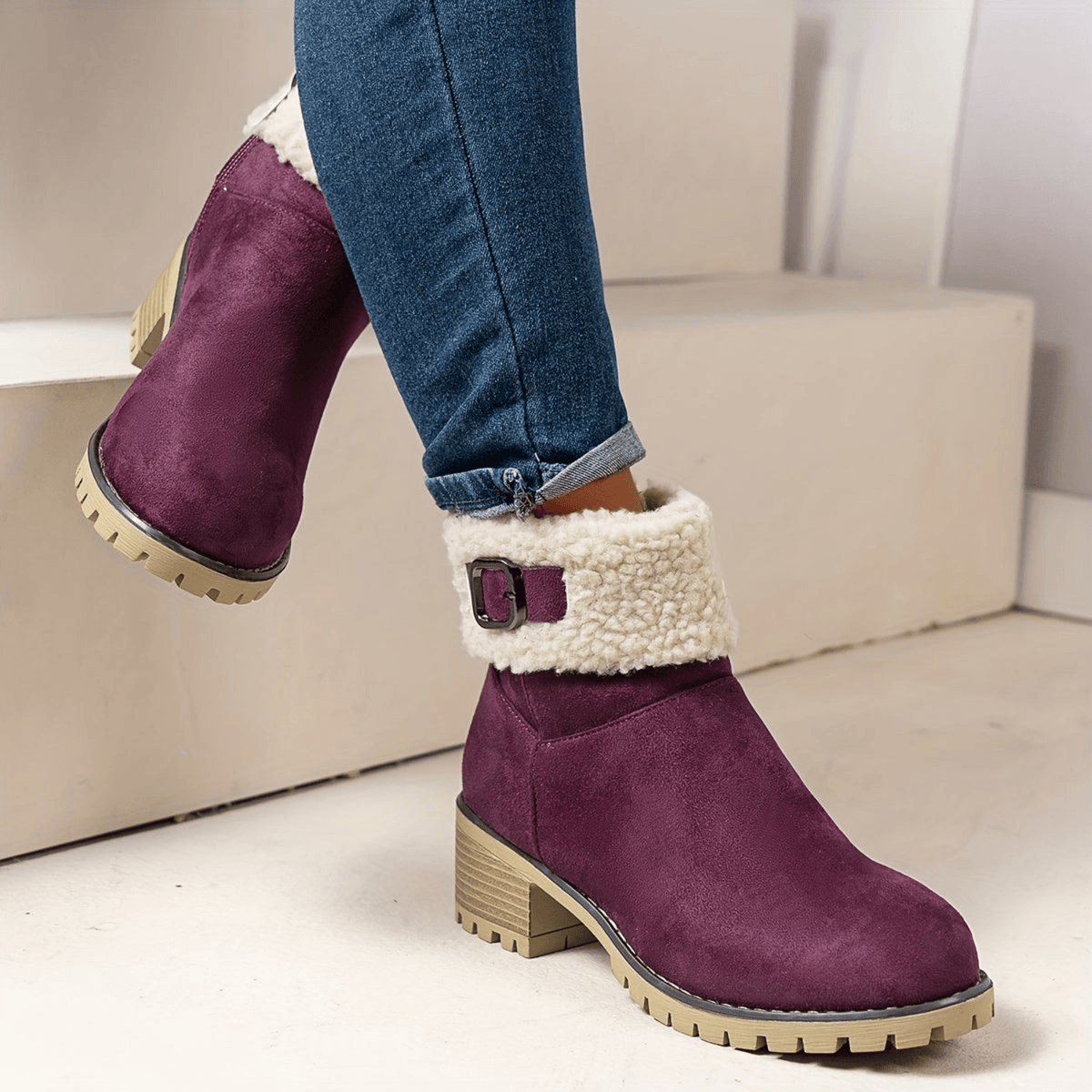 Damen Stiefeletten aus Wildlederimitat mit Plüschrand und Schnallendetail am Blockabsatz