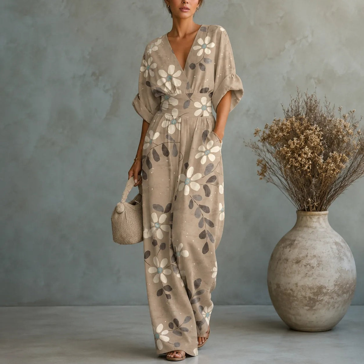 Solene V-Ausschnitt Jumpsuit mit weitem Bein und gebundener Taille
