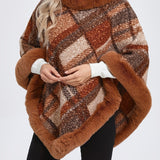 Langer Poncho-Pullover mit Fellimitatbesatz im Karo-Design