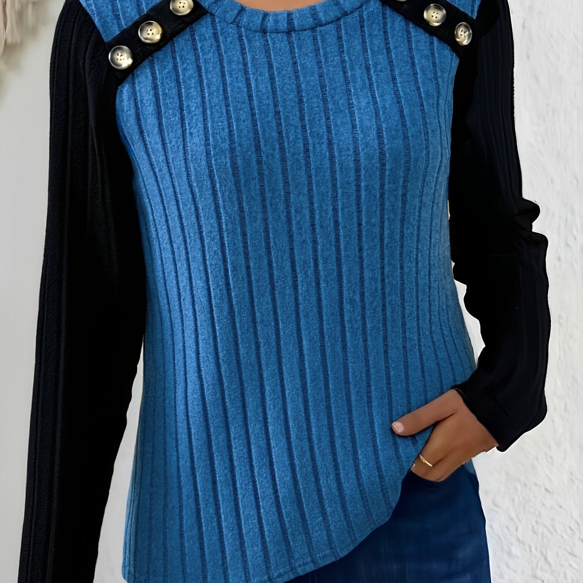 Damen Pullover Langarmshirt mit Kontrastärmeln und Knopfdetail am Rundhals