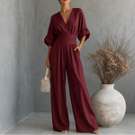 Weiter Jumpsuit mit V-Ausschnitt und plissiertem Taillengürtel als Zweiteiler-Look