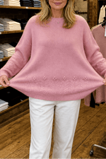 Zopfmuster Rundhals Strickpullover mit Blumendetails am Saum