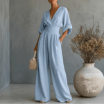 Weiter Jumpsuit mit V-Ausschnitt und plissiertem Taillengürtel als Zweiteiler-Look