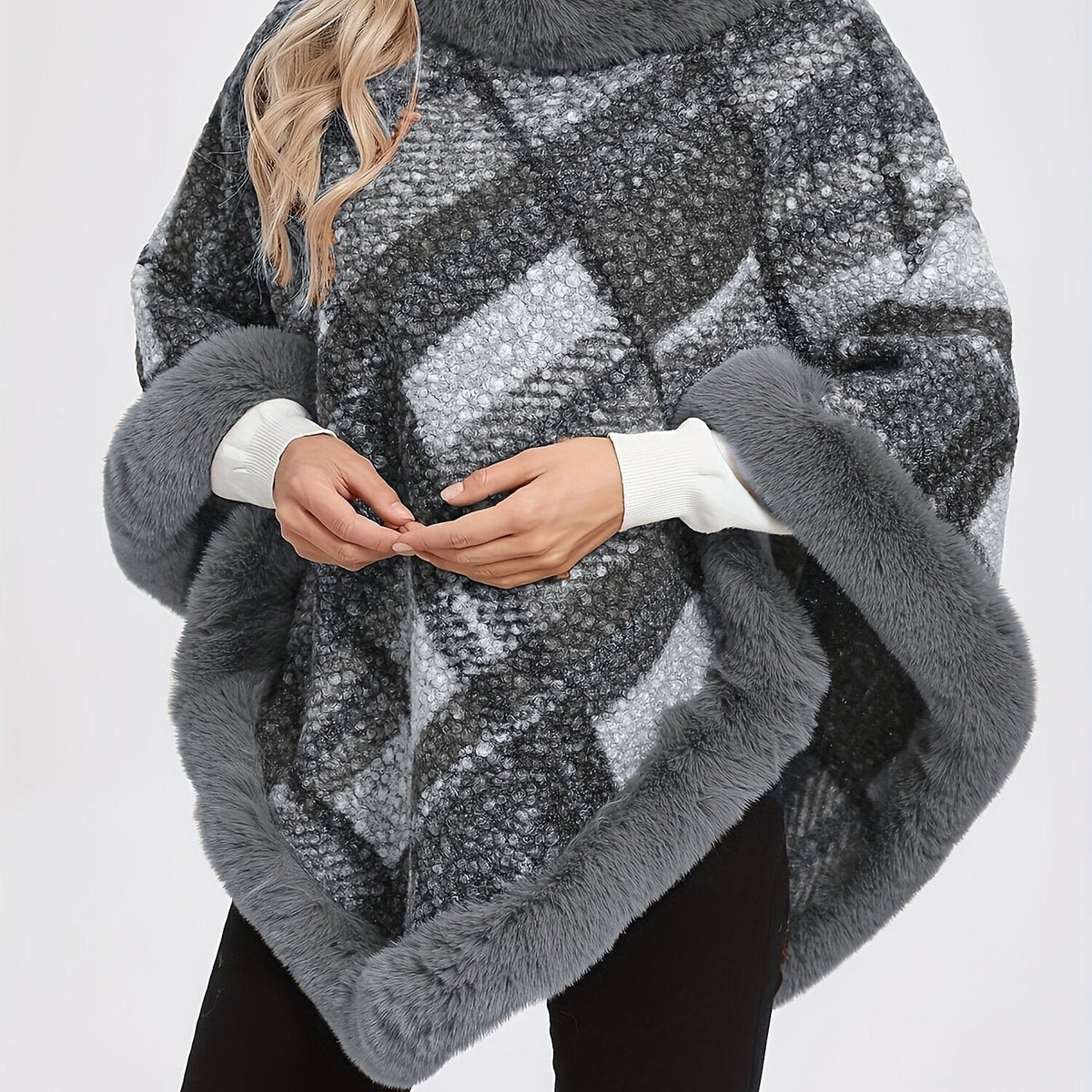 Langer Poncho-Pullover mit Fellimitatbesatz im Karo-Design