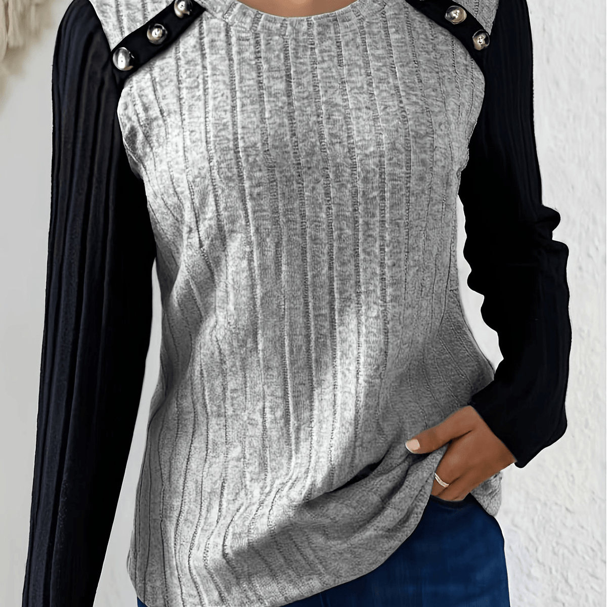 Damen Pullover Langarmshirt mit Kontrastärmeln und Knopfdetail am Rundhals
