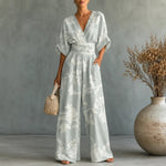 Solene V-Ausschnitt Jumpsuit mit weitem Bein und gebundener Taille