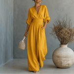 Weiter Jumpsuit mit V-Ausschnitt und plissiertem Taillengürtel als Zweiteiler-Look