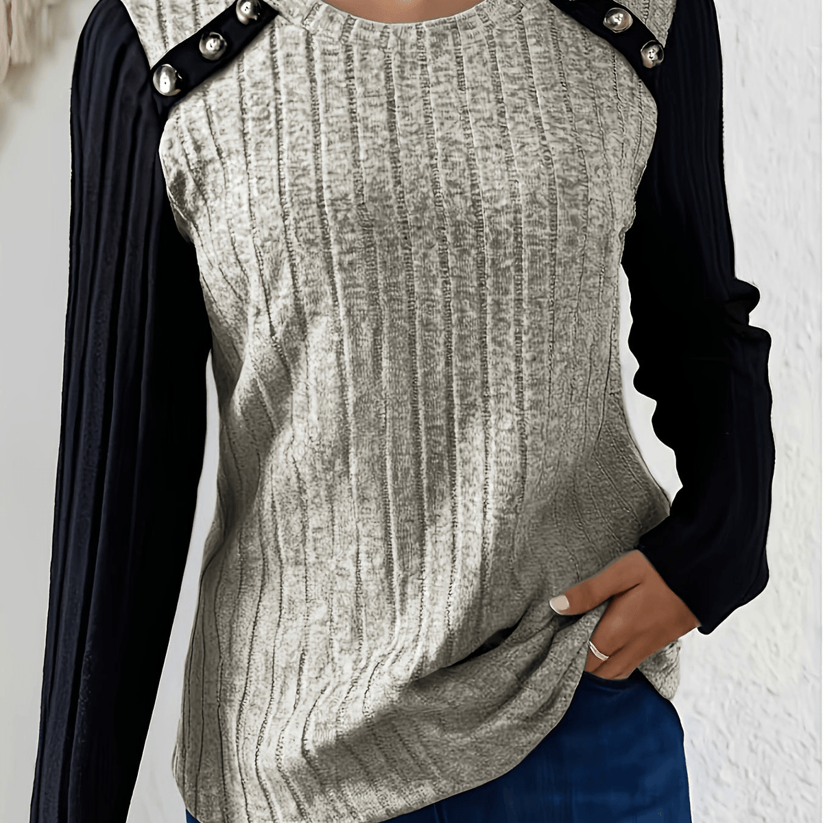Damen Pullover Langarmshirt mit Kontrastärmeln und Knopfdetail am Rundhals