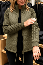 Damen Steppjacke mit Strickbesatz an Bund Ärmeln und Kragen im Patchwork-Design