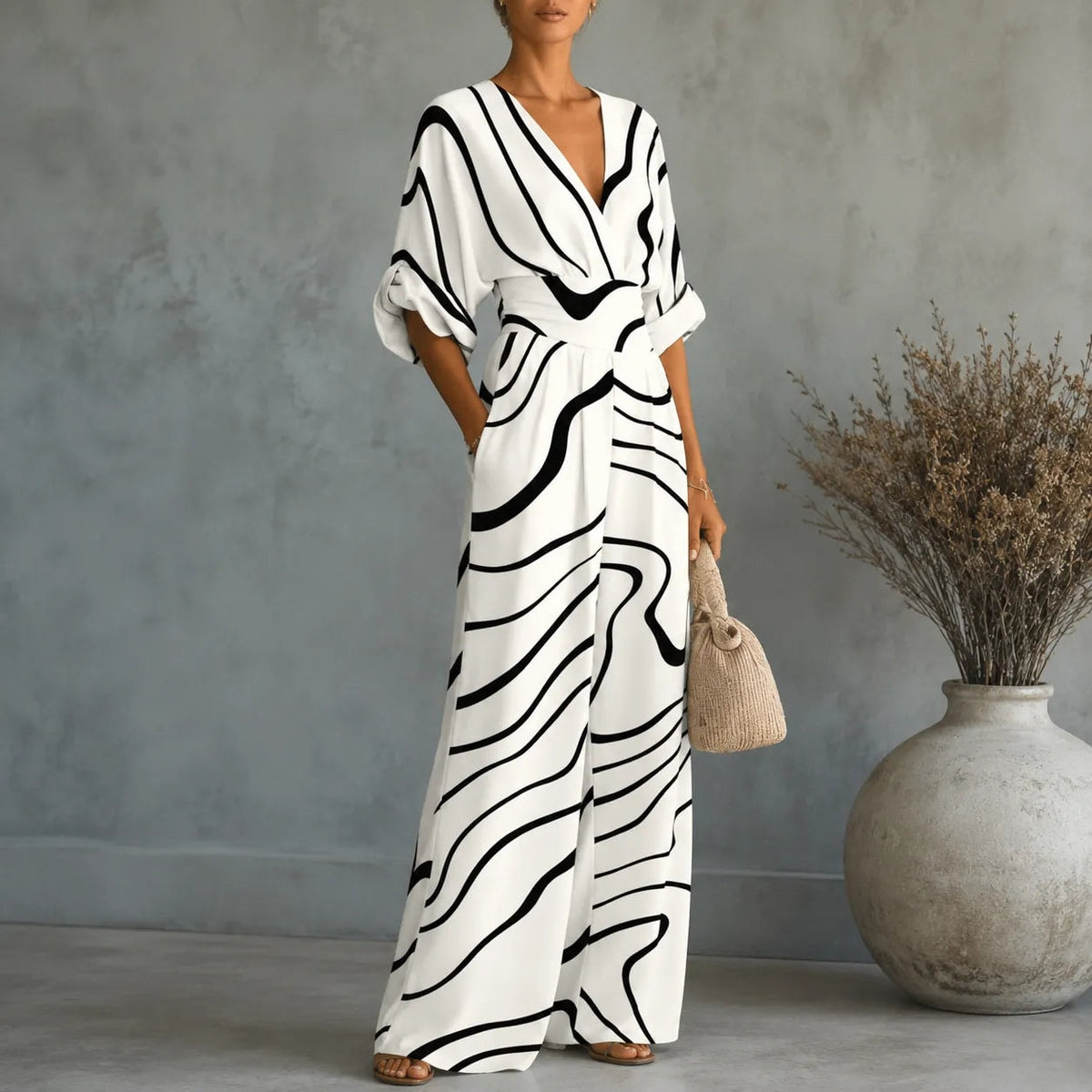 Solene V-Ausschnitt Jumpsuit mit weitem Bein und gebundener Taille