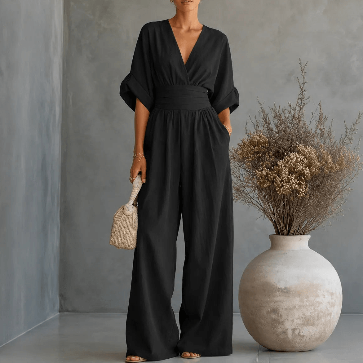 Weiter Jumpsuit mit V-Ausschnitt und plissiertem Taillengürtel als Zweiteiler-Look