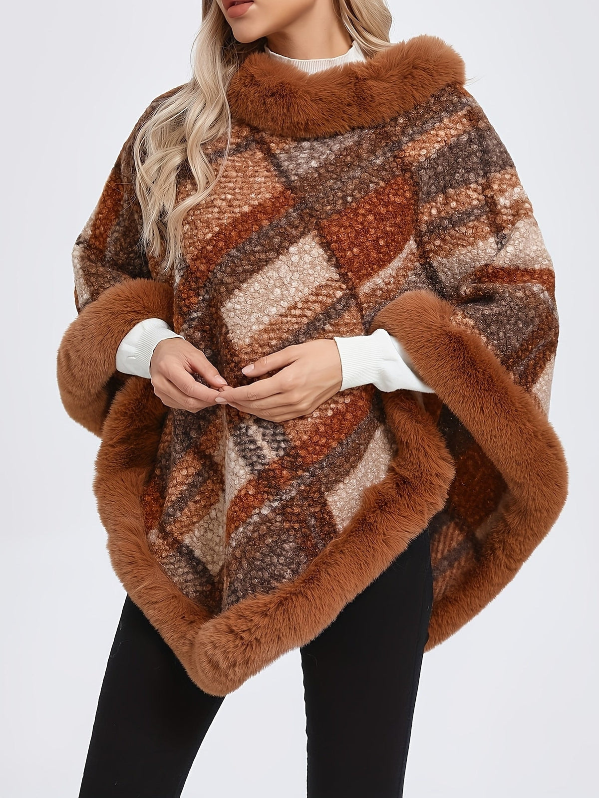 Langer Poncho-Pullover mit Fellimitatbesatz im Karo-Design