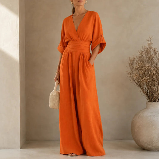 Weiter Jumpsuit mit V-Ausschnitt und plissiertem Taillengürtel als Zweiteiler-Look