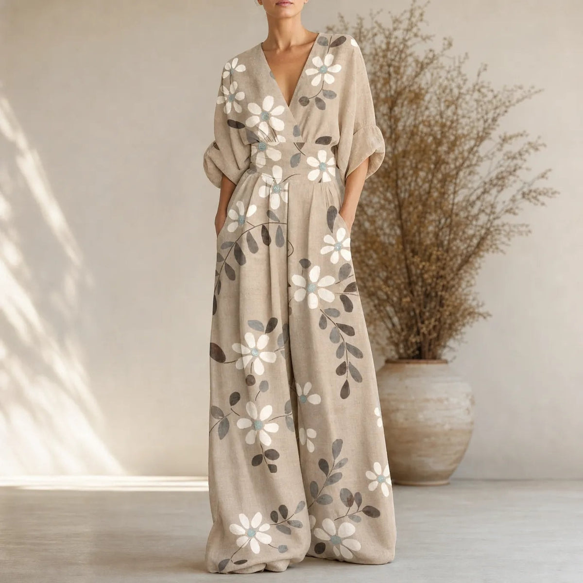 Solene V-Ausschnitt Jumpsuit mit weitem Bein und gebundener Taille