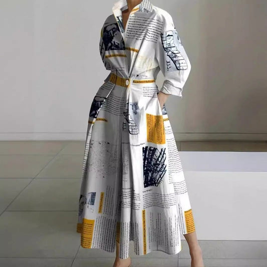 Alora Kragen-Maxikleid mit Wickeloptik und Zeitungsprint
