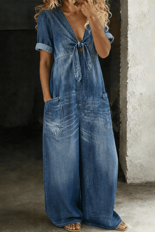 Maya Denim-Jumpsuit mit V-Ausschnitt und Bindeknoten
