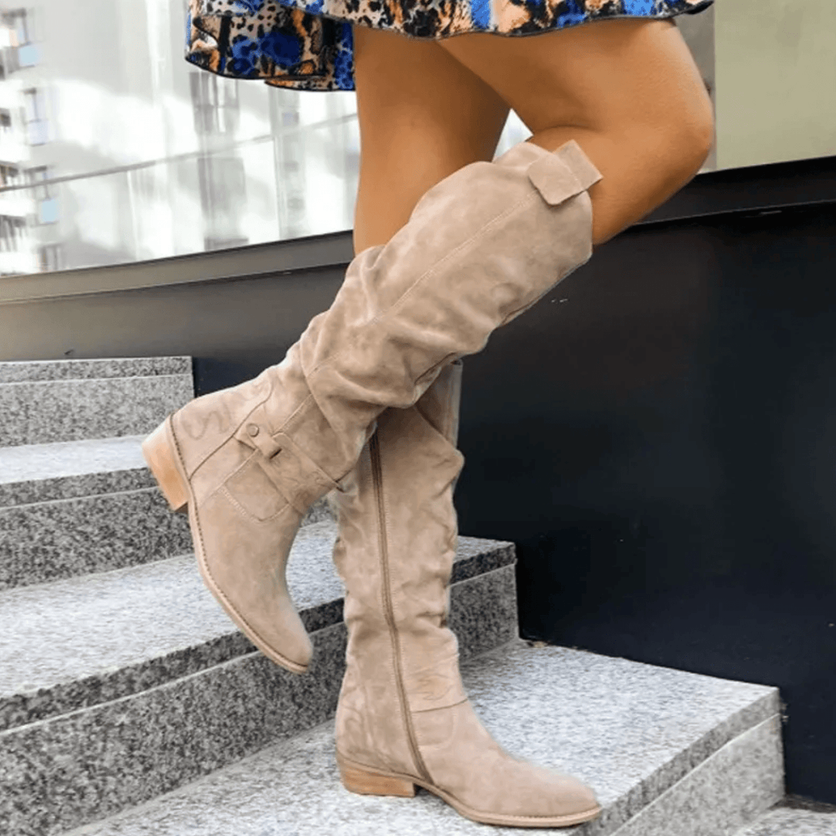Kniehohe Wildleder-Stiefel mit Schnalle für Damen im Casual-Stil