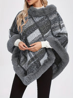 Langer Poncho-Pullover mit Fellimitatbesatz im Karo-Design