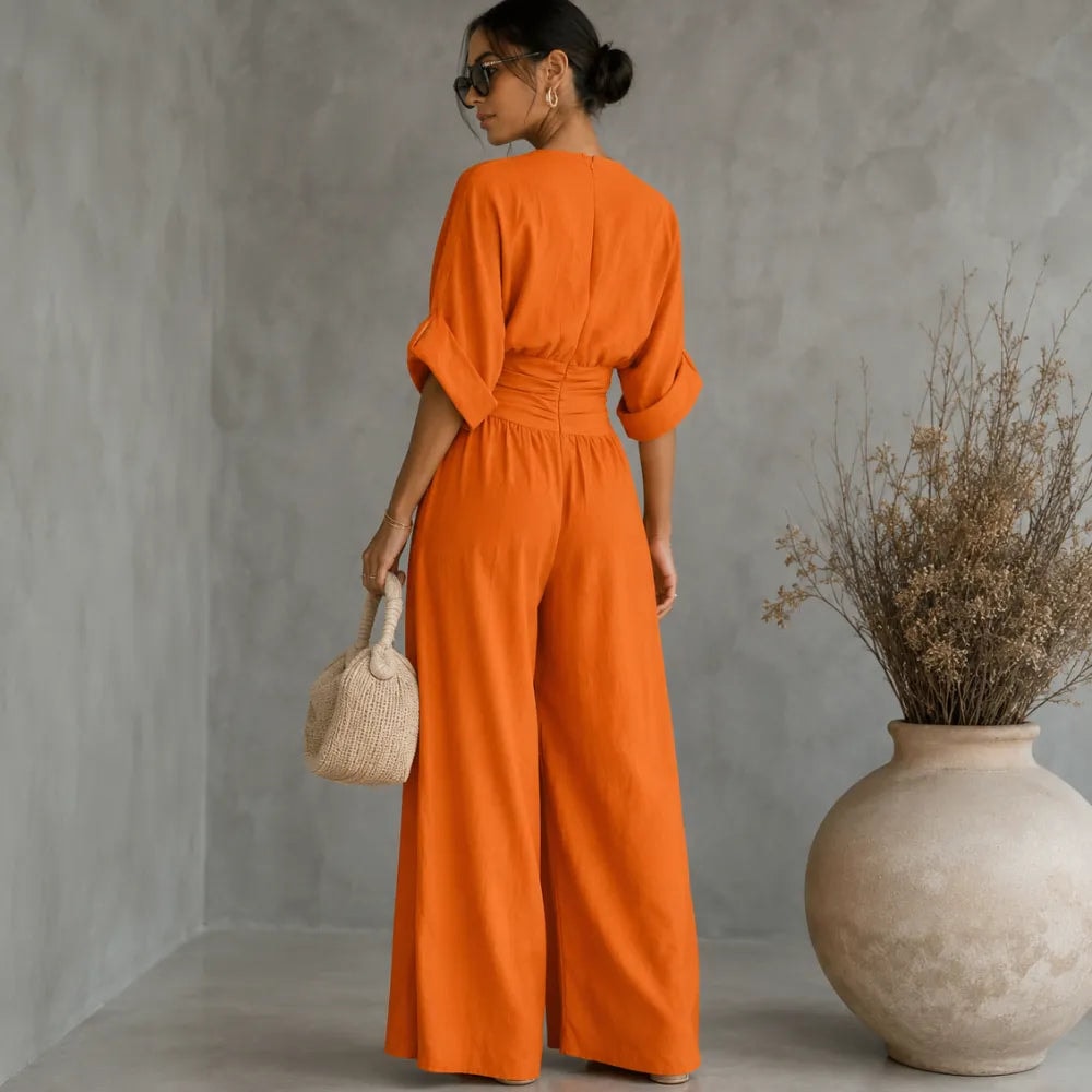 Weiter Jumpsuit mit V-Ausschnitt und plissiertem Taillengürtel als Zweiteiler-Look
