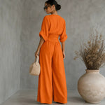 Weiter Jumpsuit mit V-Ausschnitt und plissiertem Taillengürtel als Zweiteiler-Look