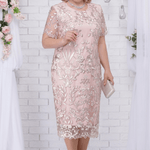 Elegantes Spitzenkleid für Damen in grossen Grössen für den Herbst