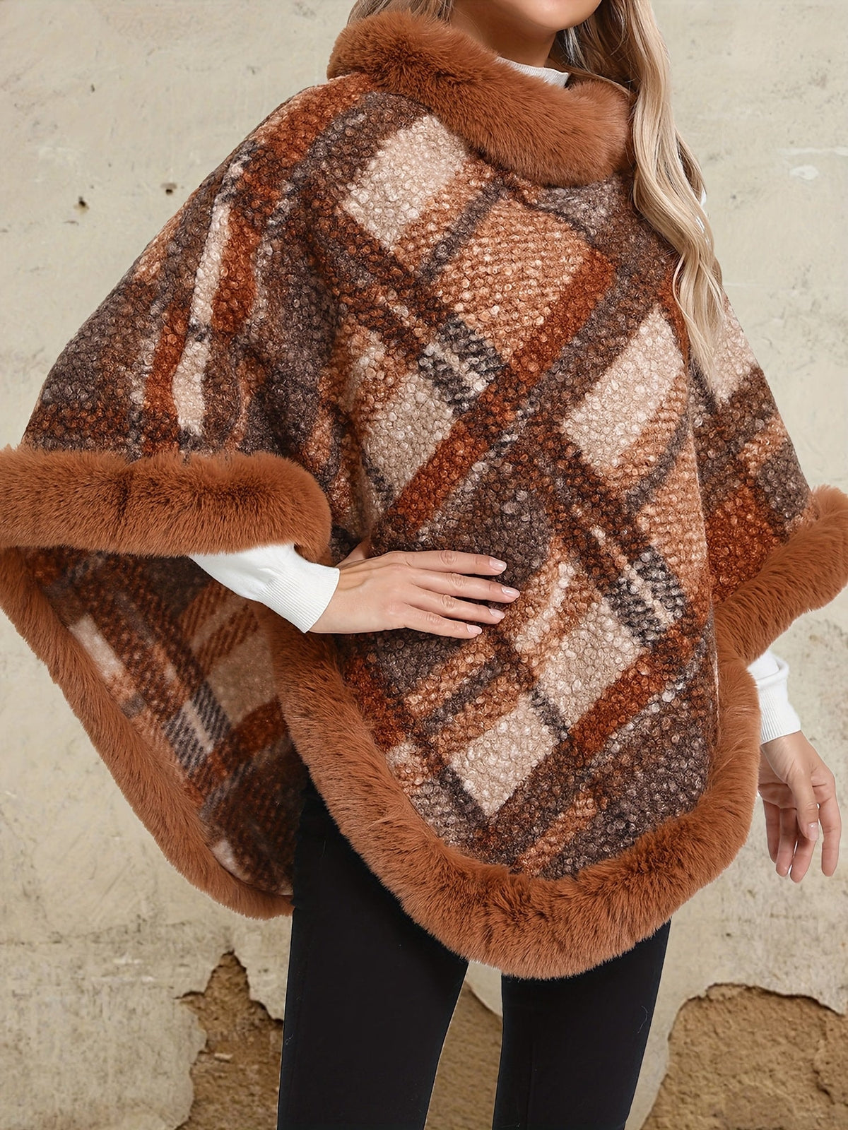 Langer Poncho-Pullover mit Fellimitatbesatz im Karo-Design
