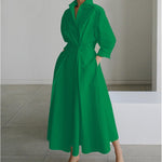 Alora Kragen-Maxikleid mit Wickeloptik und Zeitungsprint