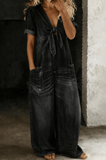 Maya Denim-Jumpsuit mit V-Ausschnitt und Bindeknoten