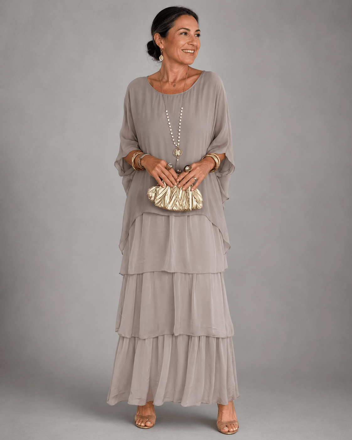 Gestuftes Chiffon-Maxikleid mit Fliessendem Cape-Ärmel und Weitem Schnitt