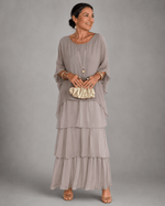 Gestuftes Chiffon-Maxikleid mit Fliessendem Cape-Ärmel und Weitem Schnitt