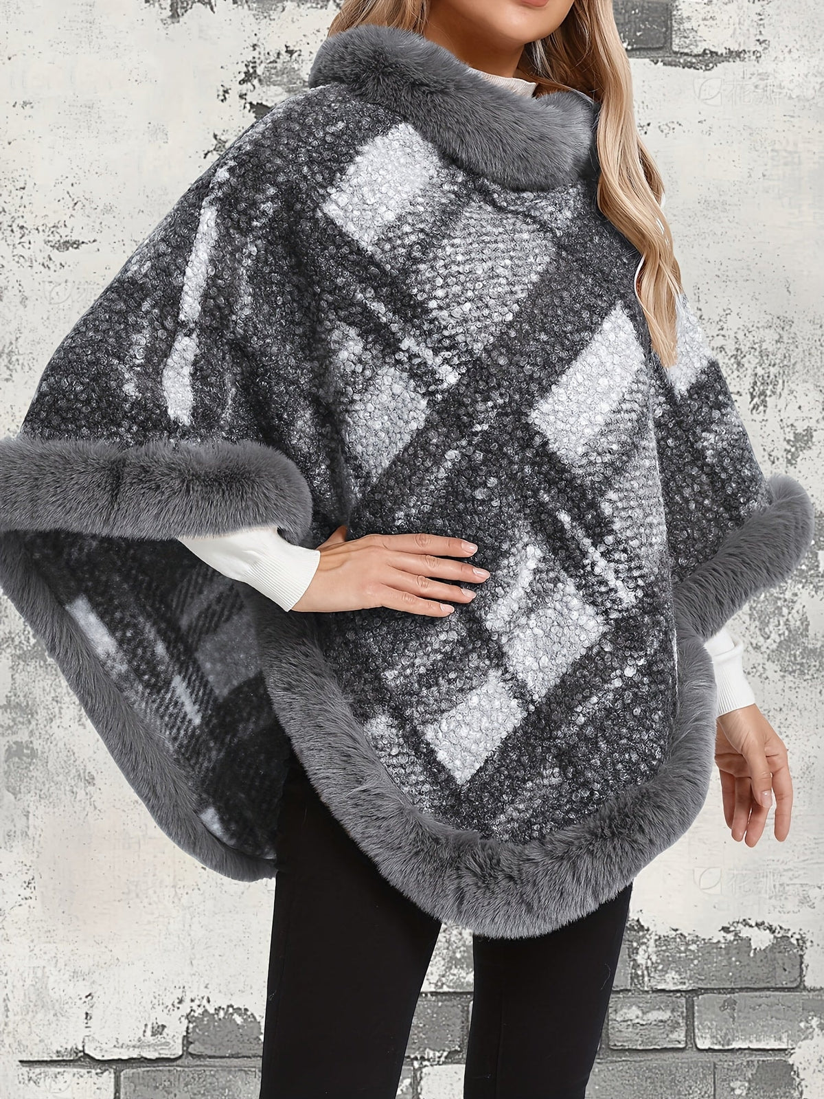 Langer Poncho-Pullover mit Fellimitatbesatz im Karo-Design