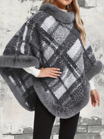 Langer Poncho-Pullover mit Fellimitatbesatz im Karo-Design