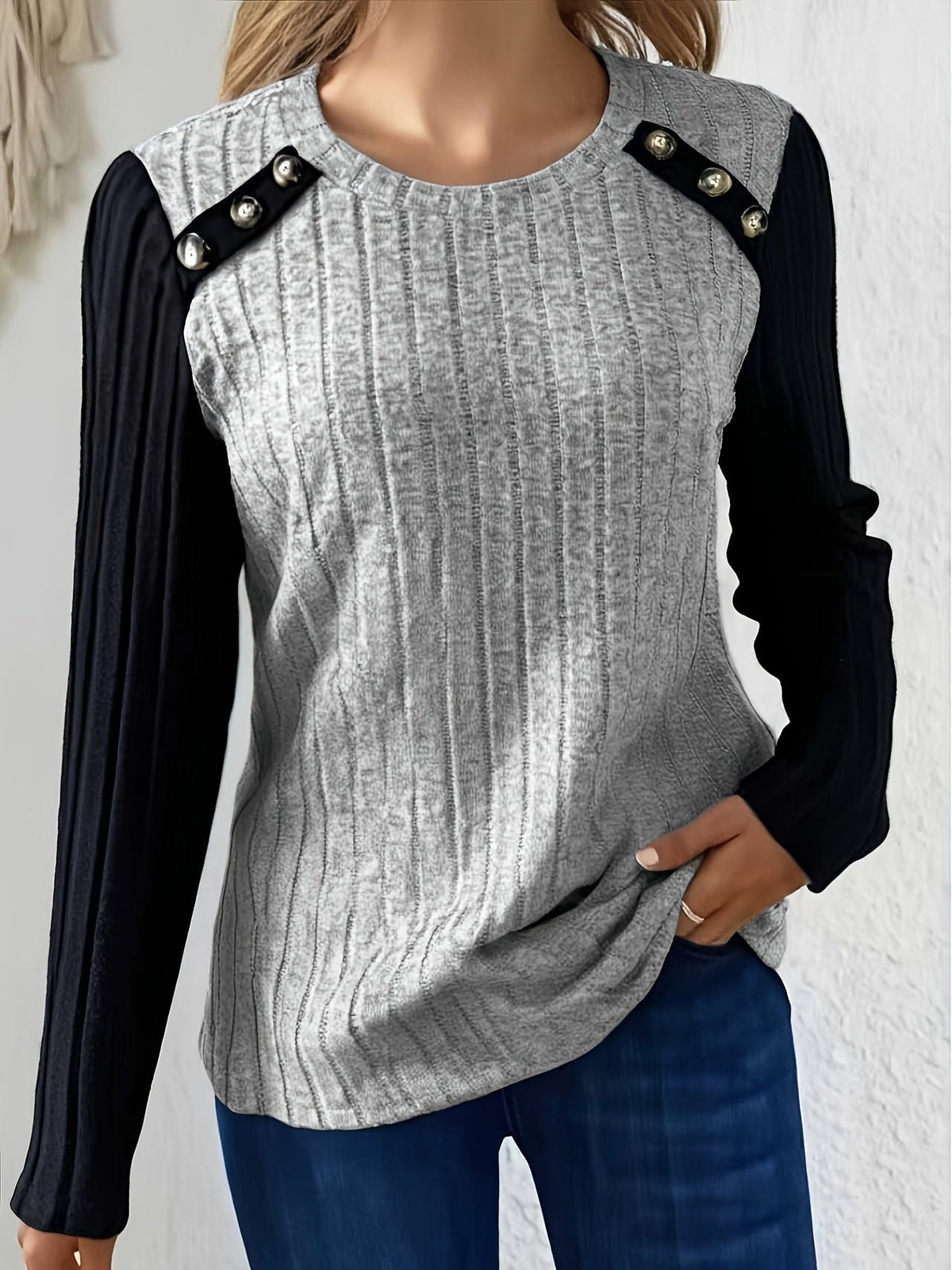 Damen Pullover Langarmshirt mit Kontrastärmeln und Knopfdetail am Rundhals
