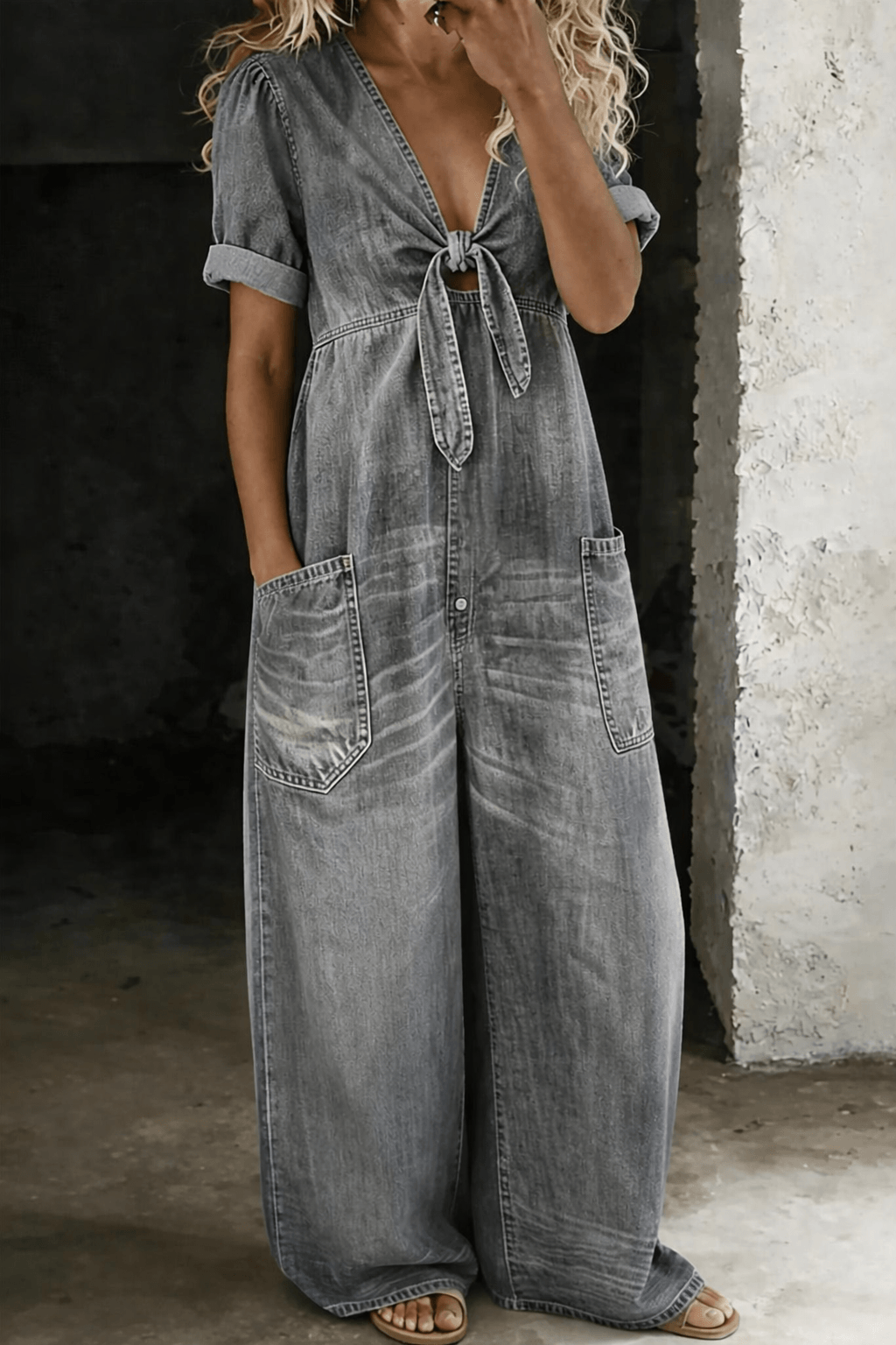 Maya Denim-Jumpsuit mit V-Ausschnitt und Bindeknoten