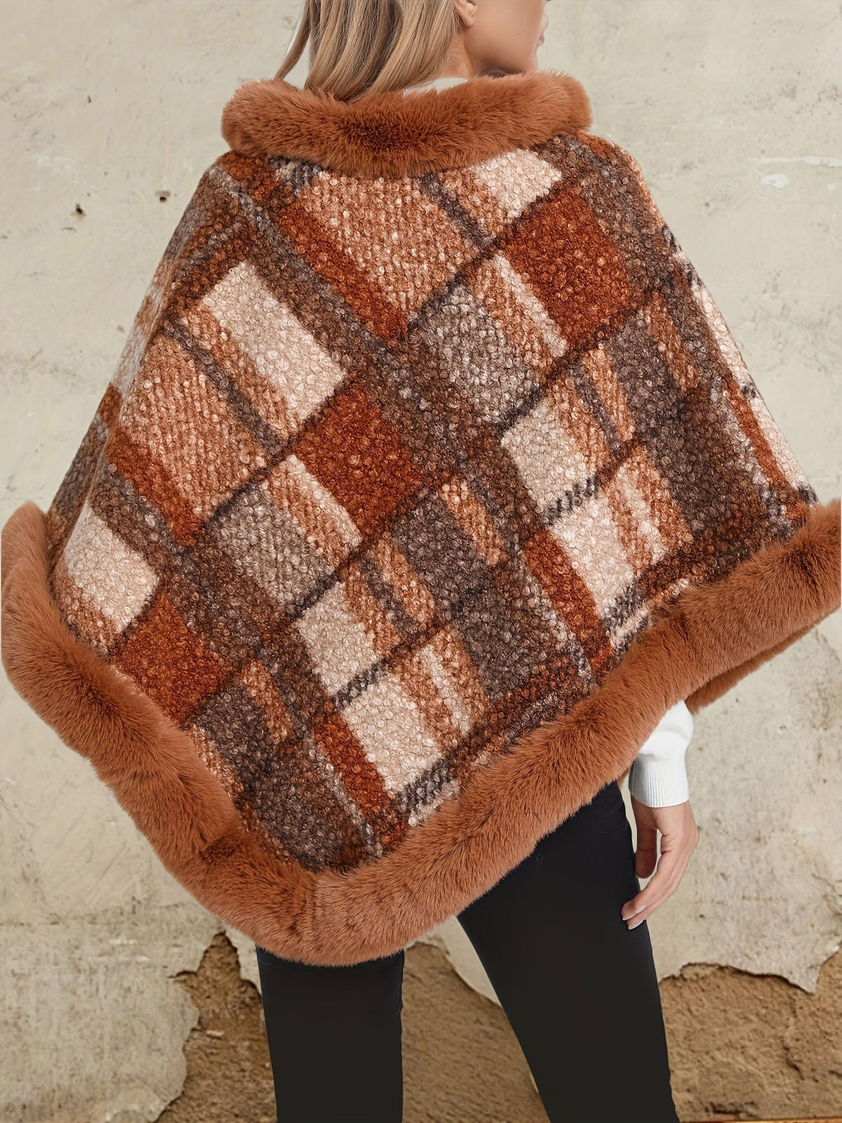 Langer Poncho-Pullover mit Fellimitatbesatz im Karo-Design