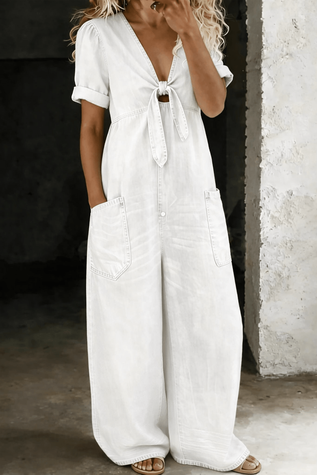 Maya Denim-Jumpsuit mit V-Ausschnitt und Bindeknoten