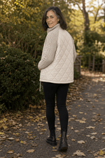Damen Steppjacke mit Strickbesatz an Bund Ärmeln und Kragen im Patchwork-Design