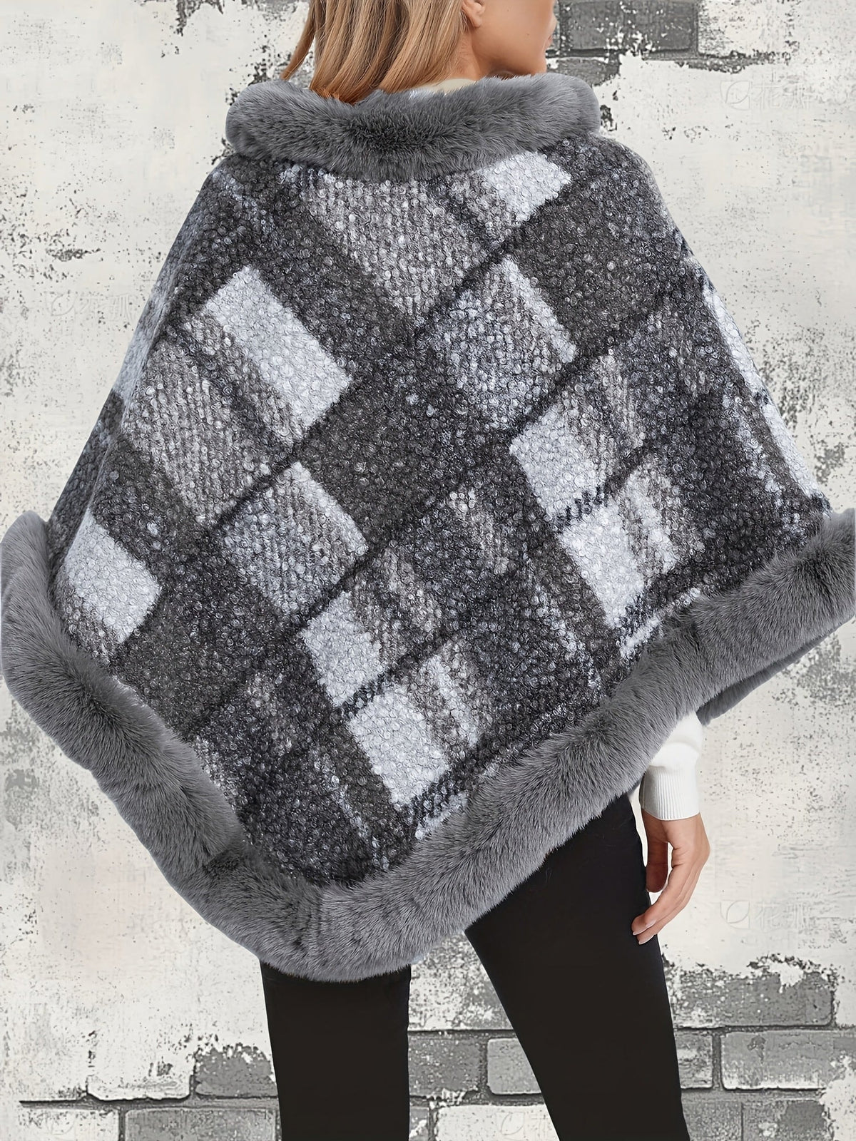 Langer Poncho-Pullover mit Fellimitatbesatz im Karo-Design