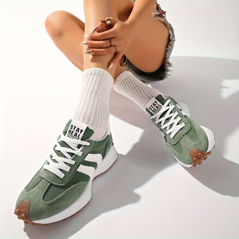 Damen Plateau-Sneaker aus Veloursleder mit Retro-Streifen bequem