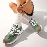 Damen Plateau-Sneaker aus Veloursleder mit Retro-Streifen bequem