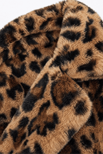 Langer Leoparden-Fellmantel aus Kunstfell mit offenem Schnitt